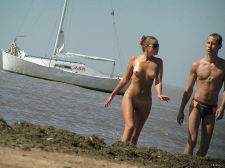 Юная нудистка пляж дюны