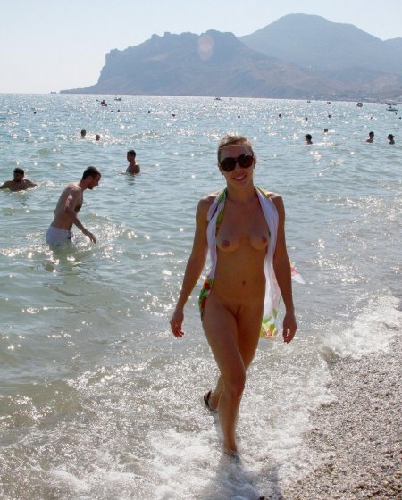 Жена голая на пляже