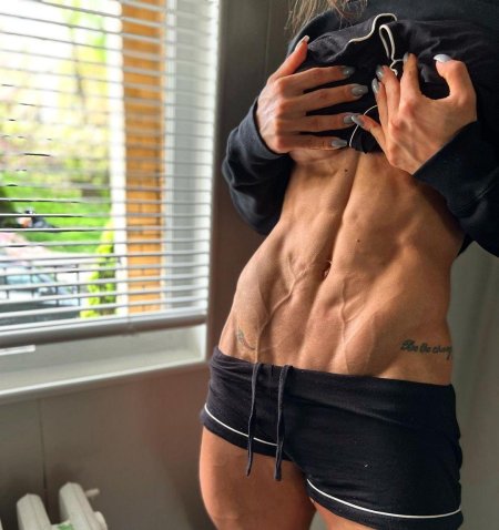 Девушка с накаченным прессом