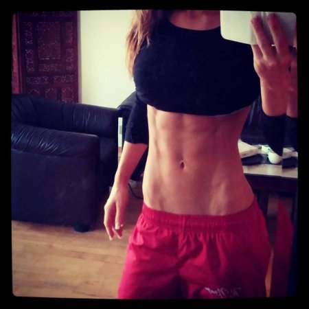 Красивые девушки с прессом