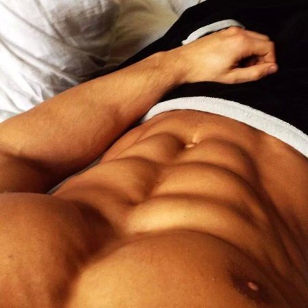 Мужской пресс в кровати