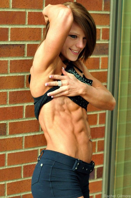 Девушка с накаченным прессом