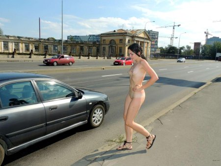 Голая на улице