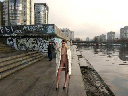 Девушка голышом на набережной