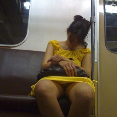 Под юбкой в метро