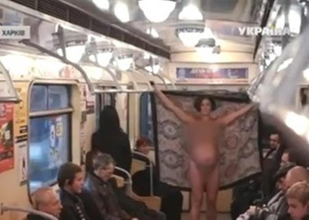 Женщина разделась в московском метро