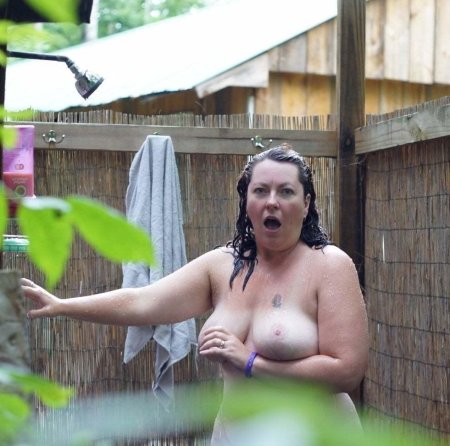 Голые женщины в летнем душе