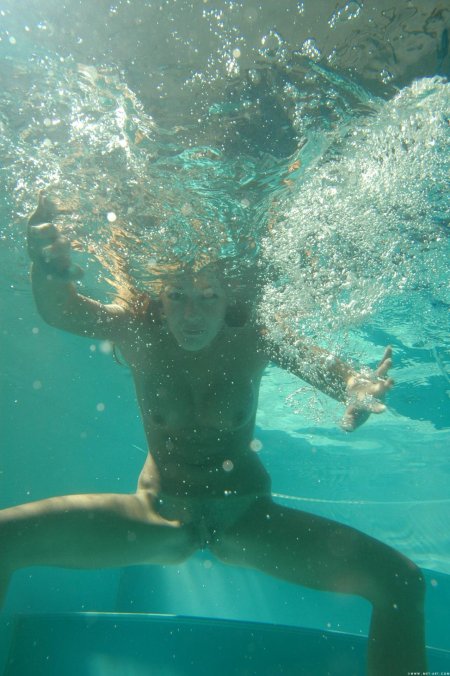 Голые девушки под водой