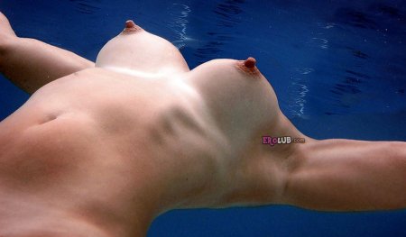 Голая девушка под водой