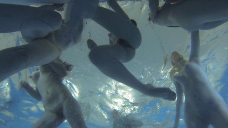 Скрытой камерой в бассейне