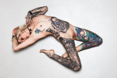 Девушка с татуировками