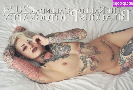 Девушка с татуировками