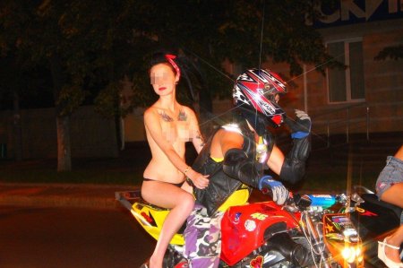 Разделась на байк фесте
