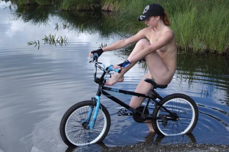 Мальчик голышом на велосипеде