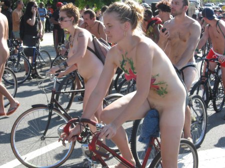 Голые женщины на велопробеге