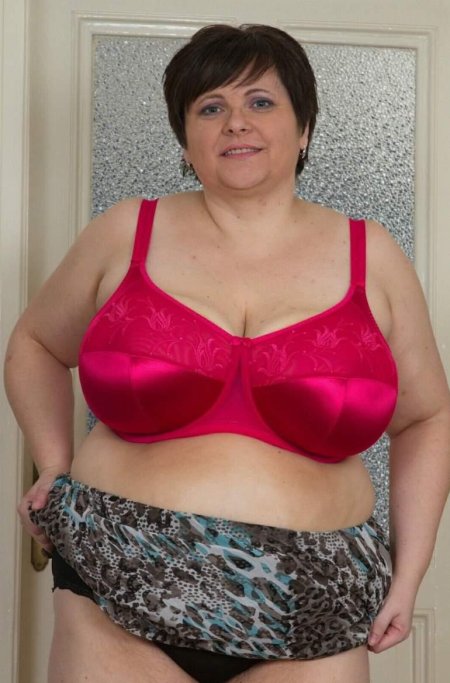 Толстые женщины в бюстгальтере