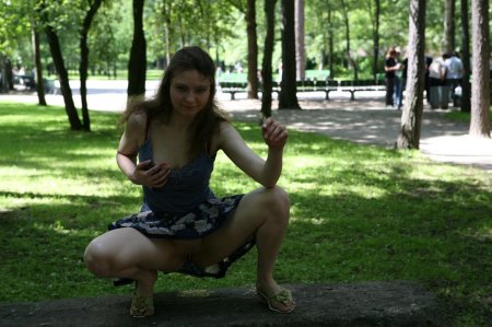 Девушки в парке без трусов