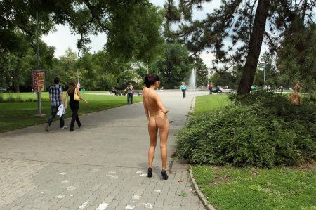 Голая женщина ходит по улице
