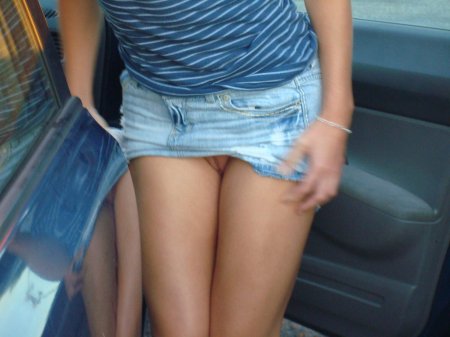 Девушки в шортиках без трусиков