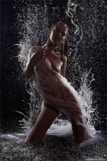 Девушка в мокрой одежде