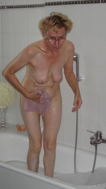 Голые старые бабки в ванне