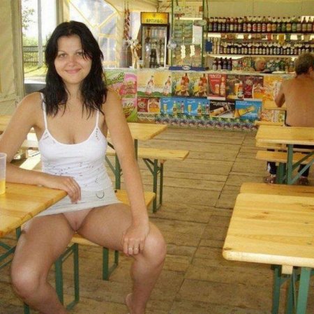 Девушка без трусиков в кафе