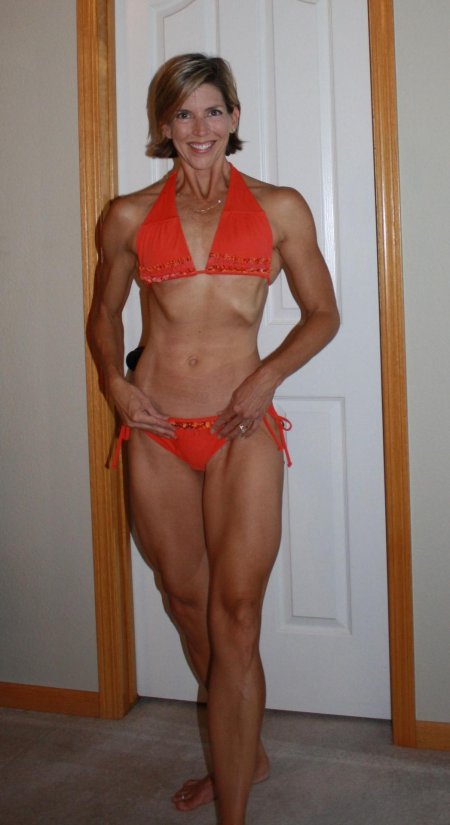 Красивые стройные зрелые