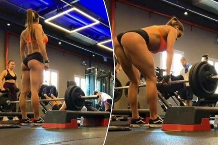 Девушка приседает со штангой