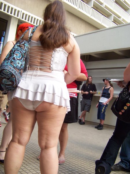 Задирает юбки