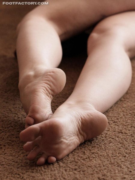 Пятки девушек