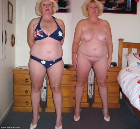 Голые старухи на пляже