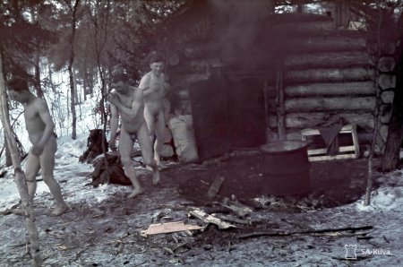 Голые советские солдаты в бане