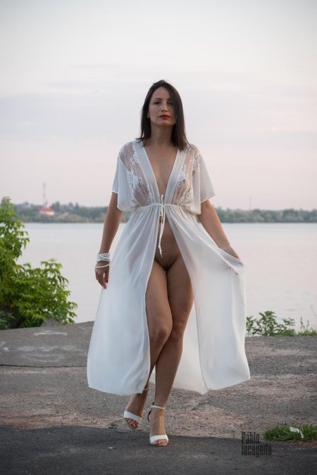 Девушки в прозрачных платьях ню