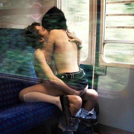 Парень и девушка в автобусе