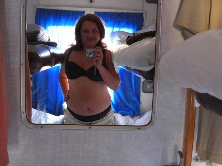 Женщина раздевается в поезде