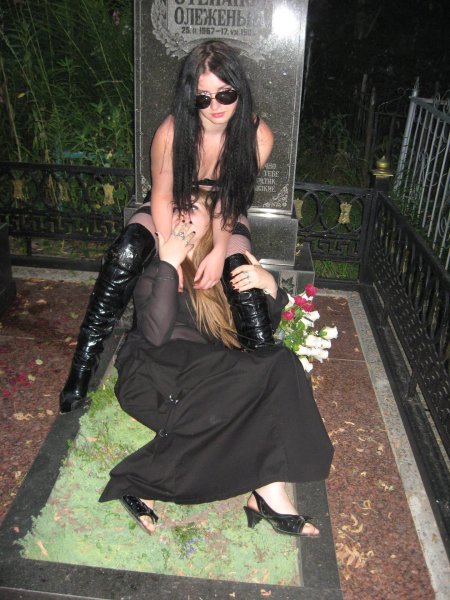 Готы на кладбище