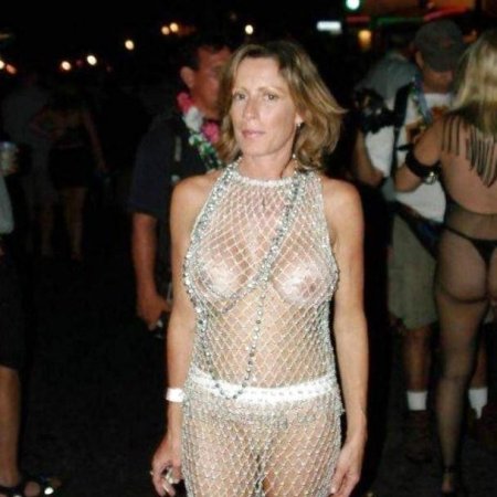 Прозрачное платье на голое тело