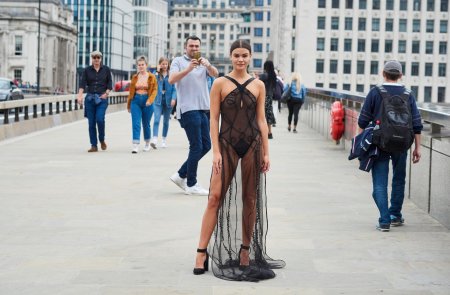 Прозрачное платье на улице