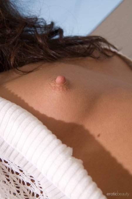 Девушка с торчащими сосками