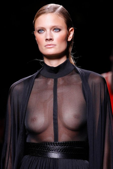 Прозрачная блузка на голое тело