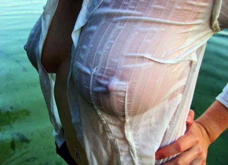 Грудь под мокрой майкой