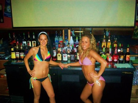 Официантки в бикини