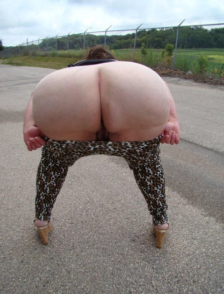 Жирная жопа без трусов