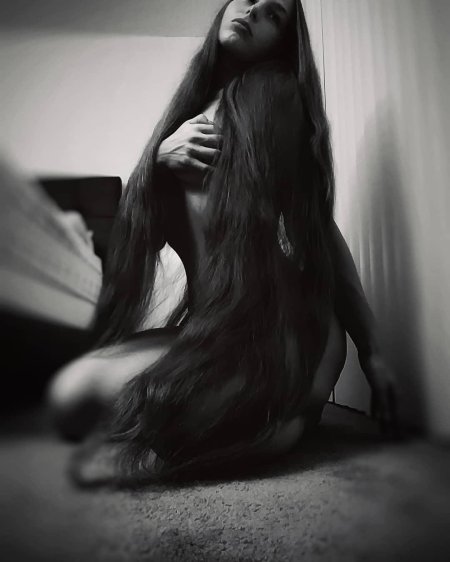 Брюнетка с длинными волосами ню