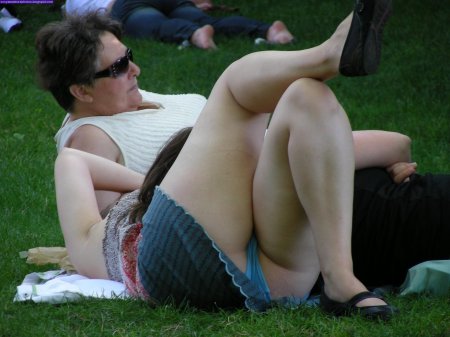 Sitting upskirt крупным планом