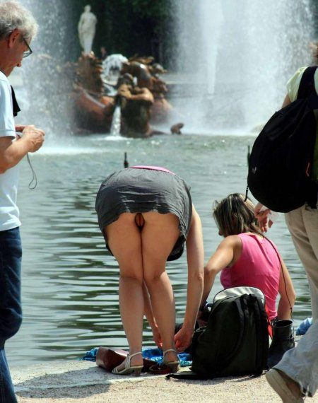 Случайное обнажение под юбкой