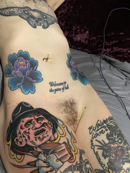 Женщина с татуировками