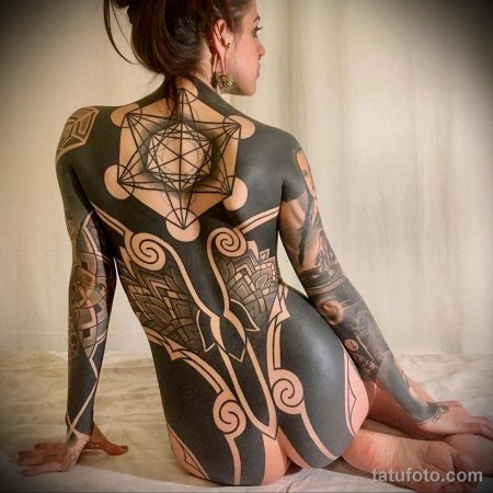 Женщина с татуировками