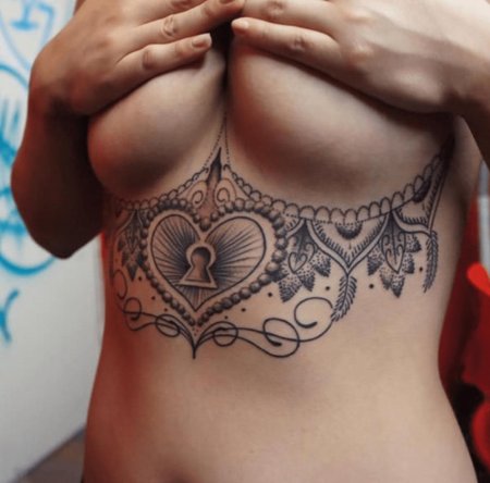 Тату под грудь