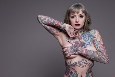 Тату на теле женщины